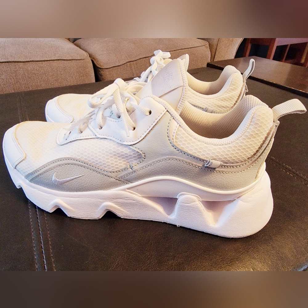 Nike Shoes White sz 11